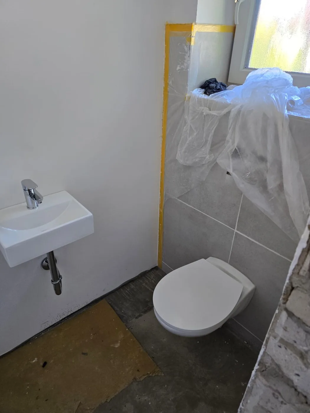 Verkleinertes Gäste-WC während der Sanierung