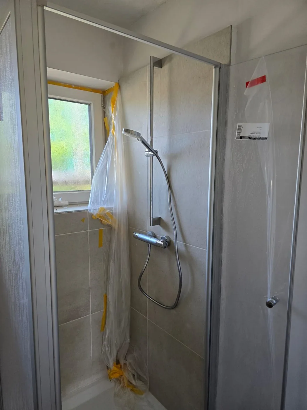 Dusche im kleinen Bad während der Sanierung