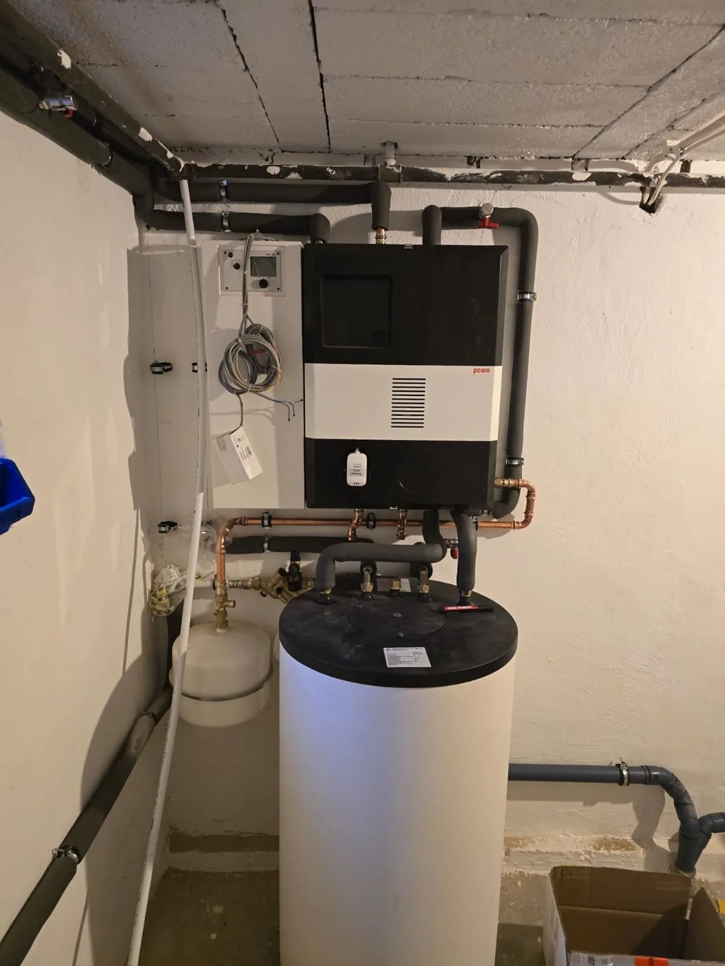 Nahwärmeübergabestation mit angeschlossenem Warmwasserspeicher während der Installation