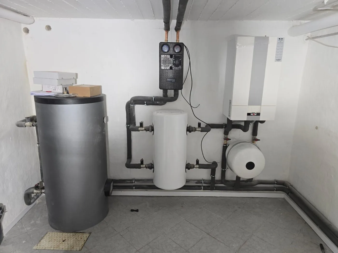 Inneninstallation einer Luft-Wasser-Wärmepumpe mit Pufferspeicher und Warmwasserspeicher